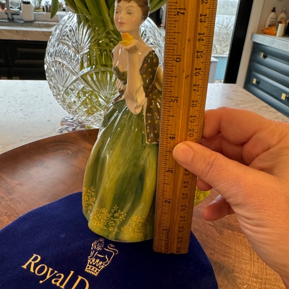 Royal Doulton Pretty Ladies Figurine "Fleur" HN 2368 - Picture 8 of 9